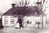  Trimbeets 1900 met Akke Kuipers Popma en Jantje en Wieger Kuipers, in 1896 is Trimbeets gehuurd en in 1903 gekocht door Klaas Egberts Kuipers (foto via Ankie Kuipers)