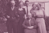  Gezin Kuipers, rond 1946, Vader Klaas, Annie, Egbert, Jeltje, Jant en zittend Akke Kuipers (foto via Ankie Kuipers)