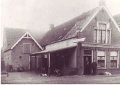  Café de Veehandel, vóór 1905, toen nog Café de Groot met Feits de Groot en Jan Vos (foto via Ankie Kuipers)
