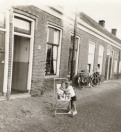 Even op bezoek bij Pake en Beppe aan de Vinkebuurt. In de kinderwagen Jelle Tenge, rechts Melle Tenge. Foto uit 1966