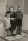 Sijke Tenge met de kinderen Johannes en Eppie aan haar zijde. Foto rond 1942.