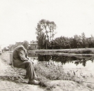 Melle Tenge aan het vissen aan de Compagnonsvaart voor zijn huis, foto uit de jaren 70.