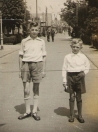 Links Eppie Tenge en Rechts Johannes Tenge in mei 1945 tijdens de bevrijdingsfeesten.