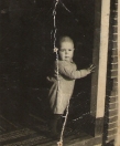 Johannes Tenge in de deurpost aan de Vinkebuurt, op 2-jarige leeftijd. Foto uit 1940