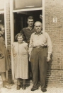 Melle en Sijke Tenge, met hun zoon Johannes op de achtergrond. Foto uit 1955.