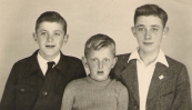 Op de foto de zonen van Melle en Sijke Tenge; v.l.n.r. Johannes 10 jr., Anne 6 jr., Eppie 13 jr. Foto uit 1948.