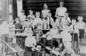 
1923 De Nutsbewaarschool met op de bovenste rij van links naar rechts:Wim van der Meulen,Mina Rinsma,Aaltje van der Heide,Betty Otter,Tjitske(van Hessel) de Vries,Wimmie Teyema,Sjoerd Nauta,Jannie van der Wijk,Freddy de Jong. Tweede rij:Geert Tasma,Henny de Vos,?,Ypie van der Vliet,Jantje Blaauw,Mea Menalda,Lutie de Boer,Klaske de Vos. Naast de tafel op stoeltje:Jo Rinsma.Voor de tafel op stoeltje:Corrie Sijtsema. Rechts van de tafel:Geertje de Vos.Op de kruiwagen links:Jelle de Boer. Voor de tafel:Wout Oosterhout,Harm Petter,Janke van der Meer,Harmke Oudeboom. Op de kruiwagen rechts:Nico Sjollema,Maartje Numan.Linksboven:Juffrouw Fokje de Jong. Rechts boven:Juffrouw H.Grevenstuk.