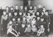 1959 Juffrouw Ytie Jousma met haar klas. Bovenste rij van links naar rechts:Willia van Dam,Wilhelmientje Lieuwes,Welmoed Siebinga,Mattie Roorda,Gerrie Kuik,Henny Jonkers,Jan Willem Schenk,Doet Hoekstra,Joke Beenen. Tweede rij:Jantje Jongsma,Antje de Vries,Koen Oenema,Appie Hofstra,Dieuwke Buis,Jeppie van der Terp,Dinie Stoelwinder,Piet van den Akker,Klaas Dijkstra en Rietje de Vos. Derde rij:Lukie Lageveen,Odillia van der Vliet,Johannes Kromsigt,....Luuks,Dinie de Vries,Alie de Vos,Barend Hylkema,Laurens Nauta. Onderste rij:Antje Homans,Jacob Duursma,Oepie de Boer,Wiepie Hofstra en Jantje de Haan.