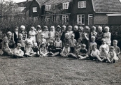 
Boven vlnr: Jacco vd Werf, Feitze Dijsktra, Dieuwke de Jong, Josephine vd Woude, Anneke Schoppen, Hilda Bron, Anneke de Haan, Cor Visser, Johan Mulder, Piet (?),Maaike vd Akker, Jan de Boer, Carla Pool, Nico Ringenoldus, Joke Wester Midden; juf Veenstra, Bauke Posthumus, Marinus Looper, Bartha Jongsma, Roelof de Jong, Kees de Haan, Mathijs Siebinga, Marco Helfrich, Gretha Koopmans, Jelco Bakker, Lammert Moll, Kees Schots, Siepie Roelsma Voor; Markus Brander, Sietze Krist, Roelofke Overwijk, Nellie de Vries, Johan Klijnstra, Geertje de Bos, Elizabeth de Jong, Anneke de Haan, Johannes Overwijk, Nynke Mulder