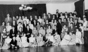 Ulo-leerlingen gingen ook jarenlang in schoolverband op dansles bij de dansleraar Douma. Deze foto is gemaakt op 14 april 1960. Achteraan v.l.n.r.: Jappie Faber, Ate Kerkhof, Jouke de Vries, Hillie Stoelwinder, Anne Mulder, Tineke Antonides, Sake Kussendrager, Tjitze Schippers, Hanny Fenstra, Jan Foppes, Aukje IJselstein, Ellie Schaap, Minne de Jong, Wikkie Coehoorn, Sjoeke de Lange, Sietse Hagen. Daarvoor: Mevrouw Douma, Geertje Spijkman, Wiepie Jager, Boukje Berga, Tinus Hofstra, Joke v.d. Berg, Wikkie de Jong, Trienke Bethlehem, Tsjesse v.d. Zee, Jenny Wiegersma, N.N., Metje Arends, Jaap v.d. Mei, Rinie v.d. Werff, Henkie v.d. Heide, N.N., Jan Post, achter Jan Post: Boukje Mercuur, Nyske Burgy, dansleraar Douma, Henny Jelsma. Daarvoor: Hinke Teyema, Tjeerd Nijboer, N.N., N.N., Gerda Veenstra, Eddy Cats, N.N., Oenie Hofstra, Hennie Mulder, Hennie Jelsma. Vooraan: Henny Slof, Herman Dijkstra, Jeltje Veenstra, Richtsje Jonkman, Eke Sijtsma, Geertje Bonnema, N.N., N.N., N.N., Thea Tuininga, Mintsje Veenstra.