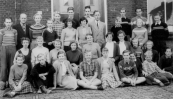 
Een van de 2e klassen Ulo school 1958. Voorste rij v.l.n.r.: Gerrie Jelsma, Dirk Schippers, Froukje de Leeuw, Sjouke Krako, Alie Lukkes, Piet v.d. Vlugt, Janke Groothof, Henk Westerveld, Henjo Hielkema. 2e rij: Trienke Bethlehem, Trienke Dijkstra, Tjitske Nutters, Jannie de Jong, Sjoukje v.d. Zee, Baafke Hielkema, Aaltje de Vries, Grietje Rozema, Grietje de Jong. Tussenrij: Jan Klaren, Gerrie Berga, Renskje de Leeuw, Wigle Douma, Dirk Boorsma, Roelie Overwijk, Wiebe Krist. Bovenste rij: Harm de Groot, Jan Tuttel, Roelie de Haan, Hans Brandsma, Fré v.d. Kamp, Gerard Zondervan, Hepke Aans, Sake Paulesma.