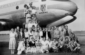 Schiphol ULO school 4e klas 1953. Boven aan de trap: Roelie Postma, Fré Zwart, Bettie Foppes, Trijntje Hofstra, Akkie de Boer, Jennie de Vos, Boukje Krikke, Grietje de Jong, Tinie v.d. Linde. Begaande grond: Tietje de Roos, Geertje Hofma, Dhr. Bergmans, Grietje de Vries, Hennie Lingsma, Wieke Groensma, Jopie v.d. Schoot, Tine Veenstra, Femmie Slot, Fetsje Reitsma, Jan Wijnstra, Joop Wijnstra(chauff.), Hilbrand Kamphuis, Gerrit Slange, Jan Houwing, Koop Woudstra, Gehurkt: ''moeder v.d. Jeugdherberg, Fokje Kies, Mattie de Haan, Trijntje de Vries, Martha Kluitenberg, Geke v.d. Vliet, Leidster(de Jong?), Bareld Stoelwinder, Melle de Haan, Jaap Wieling, Janco v.d. Weide.