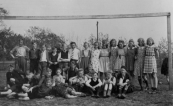 Een klassefoto uit 1942 Ulo. Foto gemaakt door onderwijzer Bastiaan Venema. Achteraan v.l.n.r.: Jelmer Biesma, Harm Woudstra, Henk v.d. Mei, N.N., Jan de Jong, Lucas Boerstra, Bouwe Schroor, Willem van Leer, Ruurdje van Dijk, Tsjikke Meester, Wyp de Haan, Tjitske Pranger, Geesje Huisman, Martje Brouwer, Tine Groen, Tine Wiersma. Zittend: Freddy Arndt, Arend Kerkhof, N.N., Johannes de Jong, N.N., N.N., Gauke Roelinga, Engbert Vaartjes, Fedde Jongstra, Marten Helfrich, Klaas Zwanenburg. Liggend: Engbert van Nijen, Wiep Arndt.