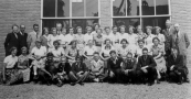 
Ulo-klas met onderwijzers in 1952. Staande v.l.n.r.: de handwerkjuf, onderwijzer Jan v.d. Heide, gymonderwijzer R.Zaadstra, Jeltje de Boer, N.N., het hoofd Oege Bergmans, Joukje Kromhout, N.N., Akkie v.d. Sluis, Afke Meester, Geertje de Vries, Wieke de Boer, Tine de Hoop, N.N., Henny v.d. Duim, N.N., Nellie Veenland, Roelie Jelsma, Aaltje Brouwer, onderwijzer Gerhardus Feikema, onderwijzer Bertus Bootsma. 2e rij: Ietje de Haan, Annie Krikke, N.N., N.N., Lutske Koopmans, Janneke de Vroeg, Jannie van Dam, N.N., Jetske Hofstra, Willie Hoeksema. Vooraan: Harm Schroor, Johan Heida, Ybele Jonker, onderwijzer Antoon Bosveld, Jan Visser, Jochum Zwier, Dirk Dunant, onderwijzer Anne Oosterdijk.