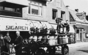 Hans de Boer (derde van links) brengt met paarsd en wagen draaibanken en ander materiaal naar de nieuwe ambachtsschool aan de Jodocus Heringastrjitte. De lessen waren eerst in de Marechausseekazerne en in de metaalwarenfabriek van Johannes Ymkes de Jong aan de Stationsweg gegeven.