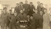 Lanbouwwerktuig 1959-1960. Op deze foto staan de Hr. Molenaar (docent), Wim Beer, Jacob Slagter, Jan v.d. Wal (links). De rest van de namen zijn niet bekend.