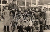 Ambachtsschool 1958-1959. Achter v.l.n.r.: Dhr. Molenaar, Sietse Veenstra, Eppie Dijk, Durk de Haan, Rense Dragstra, Linze Zwaga, Teakle Bergsma, N.N., Wiebe de Jong, Wietze Tolman, Pieter van der Spoel, Sipke Wagenaar, Piet Jongedijk, Dhr. Faber. Voor v.l.n.r.: Nelis de Vries, Sjoerd Faber, Jhonnie van Zeijl, N.N.