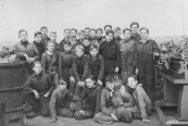 
Ambachtsschool 1951. Voorste rij v.l.n.r.: Jan Mast, Sipke Wagenaar, Sietse Beenen, Jan Tolman, Pieter Hoogeveen, Pieter Plantinga. 2e rij: Hendrik Betten, Gerrit Rooks, Henk Jongsma. 3e rij: Piet Sikkema, Hans Jeninga, Hielke v.d. Schaar, Wolter Otten, Gooitzen de Vries, Martinus Hof, Andries Veenstra, Onno de Vries, N.N., Jan Venema, Jappie Hoekstra, N.N., Hielke Ypinga, Harm de Jong, Albert v.d. Woude, René v.d. Sluis, Wiebe Veenstra, Ynze Bethlehem.