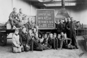 
Ambachtsschool Lokatie fabriek J.de Jong 1950. Voorste rij: A.Veenstra, Jan Mast, Anne de Vries, Gooitsen de Vries, Rink Koopmans, Jan Venema, Hendrik Betten. 2e rij: Jan Tolman, René v.d. Sluis, Sietse Beenen, Eise Kramer, Hans Jeninga. 3e rij: Tonnie Mienstra, Hielke v.d. Schaar, Hielke Ypenga. 4e rij: Ynze Bethlehem, Wolter Otten, N.N. Rechts: Sipke Boerstra, N.N., Henk, Marinus Hof, Wiebe Veenstra, Jappie Hoekstra.