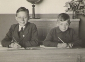 Eppie en Johannes Tenge op de Lagere School te Kortezwaag, 1946