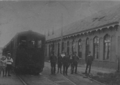 De tram naar Drachten op het station van Gorredijk. De locomotief draagt het nummer 11. De foto is in circa 1890 gemaakt.