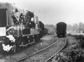 In september 1962 reed de laatste tram van Gorredijk naar Steenwijk. De locomotief werd met bloemenslingers versierd. Hier staat hij achter het station in Gorredijk.