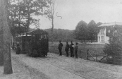 De tram van Drachten staat hier stil bij Frisiastate te Olterterp.