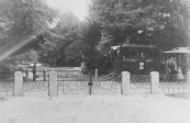 De tram op weg naar Drachten passeert de overtuin van Lyndenstein te Beetsterzwaag.