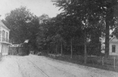 De tram in de bocht van de Hoofdstraat te Beetsterzwaag, rechts Fockenstate.