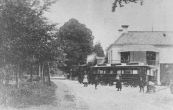 De tram passert hier piepend en kreunend het logement Boschlust in Beetsterzwaag.