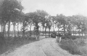 De tram nadert de brug over het Alddjip waarvan ook het andere verkeer gebruik maakte. Rond 1910 werden de rails verlegd en kreeg de tram een eigen brug.