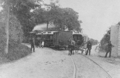 De Driehoek te Lippenhuizen met de tramrails nog op de weg. Foto gemaakt circa 1907.