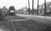 De laatste rit van de tram van Gorredijk naar Oosterwolde, hier te Lippenhuizen.