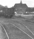 Het rangeerterrein bij het tramstation in 1960. Op de achtergrond staat de Nederlands Hervormde kerk in de steigers.