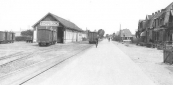 Er was weinig bedrijvigheid aan de Stationsweg toen deze foto in 1941 werd gemaakt. Op de tramwagens werd reclame gemaakt met: Persil blijft Persil!
