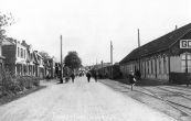 De tram naar Drachten die hier bij het station staat, neemt water in. Het is een beeld van voor de tweede wereldoorlog toen in Gorredijk nog Marechaussee gelegerd was.