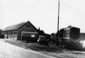 Het vertrek van een goederentram richting Oosterwolde circa 1960 vanaf het tramstation te Gorredijk.