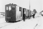 De tram in 1936 bij het station van Gorredijk.