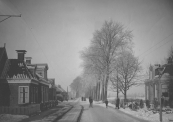 De laatste huizen aan de Noord- Oost Dubbelestraat met het tramstation aan de Stationsweg.