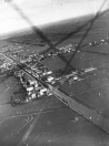 Luchtfoto uit juli 1922, Gemaakt door Sietse Teijema. Op de voorgrond, links van de vaart de gemeentelijke gasfabriek en even hoger de schorsmolen van Nauta, toen al zonder wieken. Daarnaast de olieslagerij met schoorsteen. Aan de overzijde van de vaart staat de stoomzagerij van de Firma Posthuma en Van der Sluis.