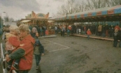 Het was 500 meter lopen van de kermis (Sportcentrum Kortezwaag) naar de rest van de Gerdykster Merke. Voor veel bezoekers bleek dat teveel te zijn, waardoor veel publiek weg bleef.