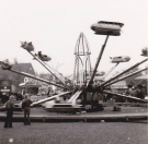 Een foto uit de jaren zestig, waar de in die tijd spectaculaire attractie genaamd Orkaan van de familie Koopal het publiek een ware adrenaline kick gaf op de Gordykstermerke. Links op de achtergrond zijn de huizen te zien welke in de hedendaagse situatie nog steeds langs het Marktplein staan.