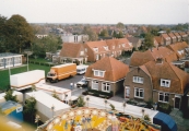 Najaarskermis Gorredijk 1986 met het Reuzenrad van Dirk & Ank Arjaans uit Joure. Een leuk weetje over dit Reuzenrad is dat het in zes weken tijd is gebouwd door de Gorredijkster Douwe Leemburg.

Douwe was burger en van beroep machine - bankwerker hij kwam door zijn vrouw Reintje Dirks in het kermisvak terecht.

Het transport van het Reuzenrad een combinatie van vrachtwagen + aanhanger. De grondmaat was 10 x 10 meter en het was 16 meter hoog.Er was een eigen stroomvoorziening door middel van een Kromhout 1000 t/min dieselmotor. Het rad had 12 bakjes. In ieder bakje kunnen 2 of 3 personen.

Vanaf 1960 reisde zijn zoon Jaap uit Apeldoorn met het rad. Het rad werd verlicht door 1245 witte en gekleurde lampen. In de winter 1971-1972 werd door Jaap Leemburg het rad op een middenbouw wagen gebouwd. Van het origineel bleven alleen het wiel, de gondels en de verlichting over. De op- en afbouwtijd werd hierdoor korter en het werk werd veel minder zwaar.

Vanaf 1985 is het rad overgenomen door Dirk en Ank Arjaans uit Joure. Op de kassa kwam een groot verlicht bord met Tour de France erop. De bakjes werden opnieuw geschilderd en kregen een naam van een Franse plaats of streek. Om gezondheid redenen werd het rad in 2002/2003 verkocht aan Marco van Tol, die het rad geheel opnieuw decoreerde. In 2007 werd het rad nog gebracht als Old Western Wheel, waarna het verdween naar een pretpark in de Oekraïne.

Onlangs nog maakte de familie Arjaans bekend dat ze na 44 jaar stad en land te hebben afgereisd in Januari 2019 stoppen met het kermisbedrijf. (Foto: Nico Rampen)