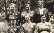 Familie Simons; achter v.l.n.r: Dete, Anneke, Rens. Voor v.l.n.r; Jaap, Freerk en Zus. De familie Simons woonden aan de Langewal.(foto via L.de Vries-Homans