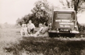 Koos Homans met zijn gezin toen hij in Langezwaag een kruidenierszaak had, 1959 (foto via L. de Vries-Homans)