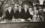 Personeel van der Zee achter de bar. (foto via L. de Vries-Homans)