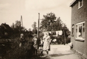 Anneke Homans met de kinderen; Janny, Grada en Lammy (foto via L. de Vries-Homans)