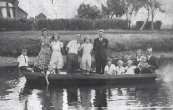 De familie Moll in een boot voor hun huis in Kortezwaag van links Abele Moll, Anneken Moll, Betty Moll, zittend Anton Moll, Jarich Moll, Sjouk Moll, Hannes Moll, zittend Baafke Moll, Annie en Riek Moll, Anneken Moll-Mol, Henk Moll en Lammert Moll. deze foto is vlak na de oorlog 1945 genomen. (foto via Anneken Freihals-Bouwer).