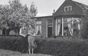 Voor het huis van Lammert Moll in Kortezwaag met Annie Moll en verloofde. (foto via Anneken Freihals-Bouwer).
