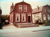Het huis aan de Stationsweg in Gorredijk waar het gezin Lammert Moll later woonde in de tuin Anneken Moll-Moll met n.n. (foto via Anneken Freihals-Bouwer)